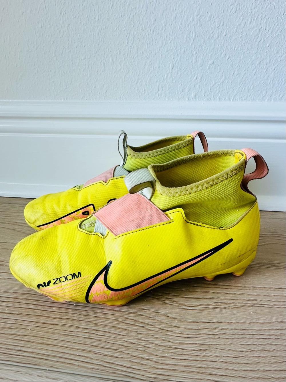 Nike Kids' Yellow & Orange Soccer Cleats Size 2.5
